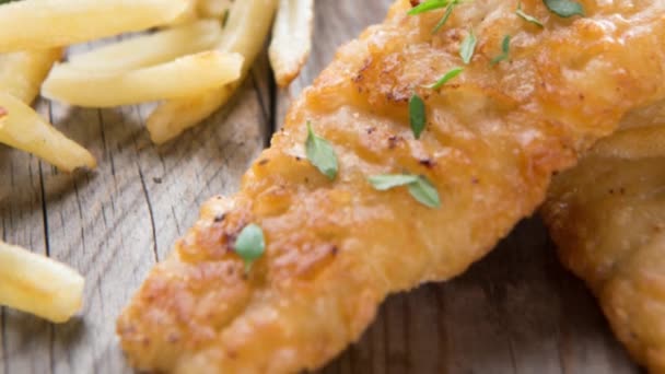 Filetto di pesce con patatine fritte — Video Stock