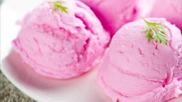 Клубничное мороженое на тарелке — стоковое видео