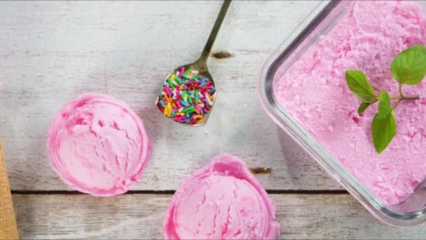 Над видом розовое мороженое — стоковое видео