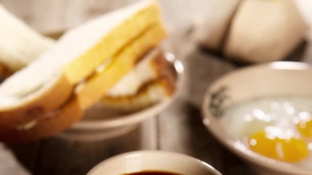 Tradiční malajskou Hainan kávu a snídaně — Stock video