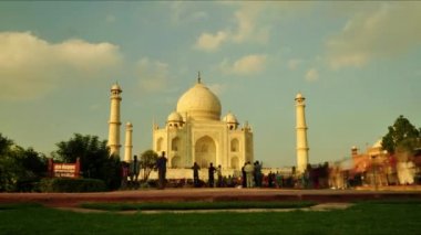 Agra, Hindistan Taj Mahal içinde turizm faaliyetinin Timelapse.