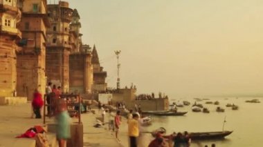 Zaman atlamalı Hint hacılar kürek teknesi Sunrise. Ganj Nehri Varanasi Hindistan.