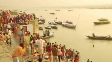 Zaman atlamalı Hint hacılar kürek teknesi Sunrise. Ganj Nehri Varanasi Hindistan.