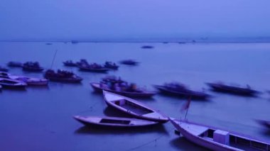 Dawn, Hindistan'da Varanasi, Ganj Nehri Hint hacılar kürek tekne.