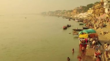 Zaman atlamalı Hint hacılar kürek teknesi Sunrise. Ganj Nehri Varanasi Hindistan.