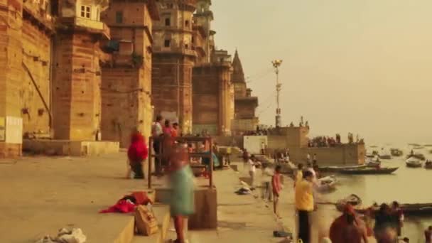Čas Zanikla Indickým Poutníkům Veslovací Člun Sunrise Řeky Gangy Váránasí — Stock video