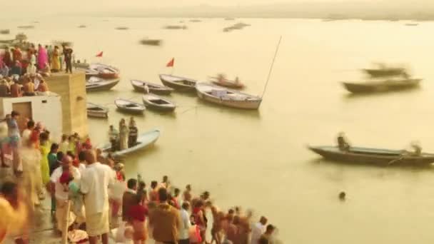 Tijd Lapse Indiase Pelgrims Roeiboot Sunrise Rivier Ganges Varanasi India — Stockvideo