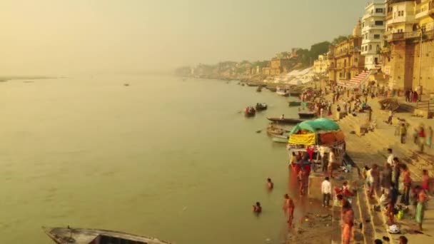 Время Истекло Индийские Паломники Гребли Лодке Рассвете Река Ганг Варанаси — стоковое видео