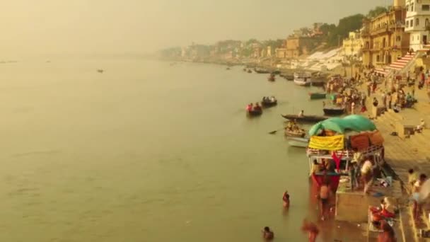 Čas Zanikla Indickým Poutníkům Veslovací Člun Sunrise Řeky Gangy Váránasí — Stock video