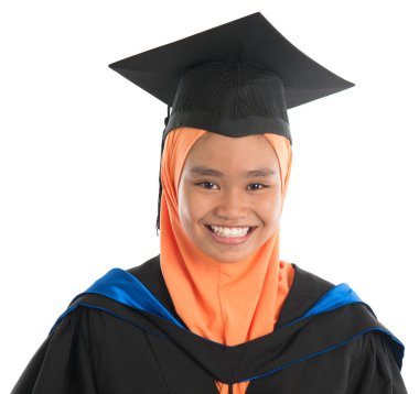 Mezuniyet elbisesi giymiş, izole edilmiş beyaz arka planda duran bir kız öğrenci..