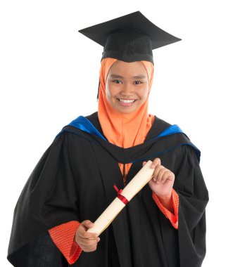 Mezuniyet elbisesi giymiş, izole edilmiş beyaz arka planda duran bir kız öğrenci..