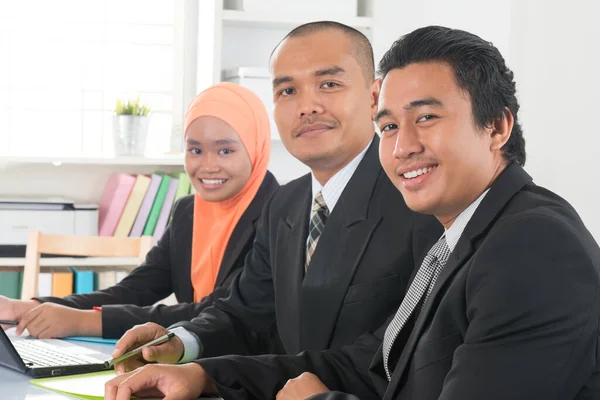 Gruppe Malaysischer Geschäftsleute Trifft Sich Oder Diskutiert Auf Dem Schreibtisch — Stockfoto