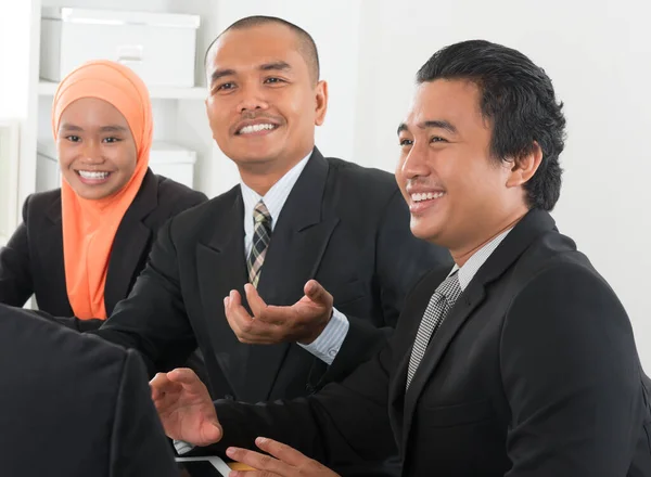 Skupina Malajsijských Podnikatelů Kteří Scházejí Nebo Diskutují Stole Kanceláři — Stock fotografie