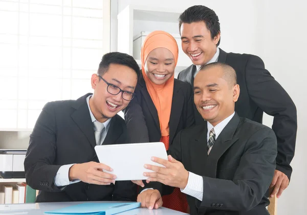 Grupo Empresários Malaios Que Reúnem Discutem Mesa Dentro Sala Escritório — Fotografia de Stock