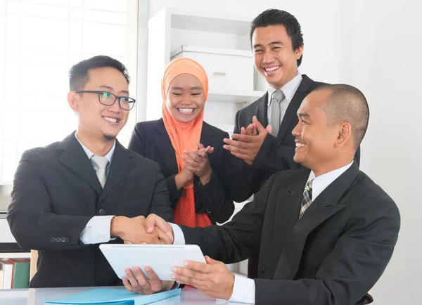 Groep Maleisische Zakenmensen Heeft Deals Kantoor Kantoorruimte Zakenmensen Klappen Handen — Stockfoto