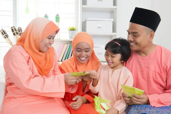 Vrouw Geeft Groen Pakketje Aan Meisjes Tijdens Hari Raya Maleisische — Stockfoto