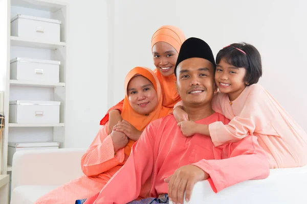 Glückliches Malaiisches Familienporträt Traditioneller Kleidung Während Hari Raya Malaysisches Familienleben — Stockfoto