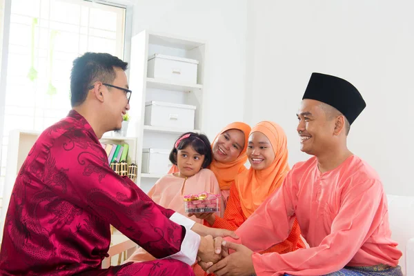 Przyjaciółka Odwiedzająca Dom Otwarty Hari Raya Malezyjczycy Żyjący Stylu Życia — Zdjęcie stockowe