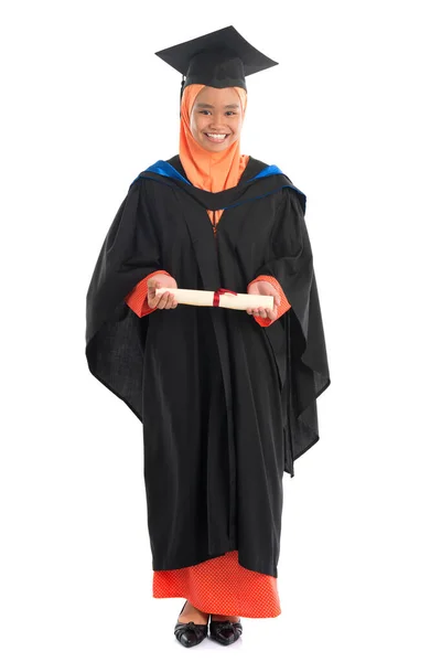 Full Body Vrouwelijke Student Afstuderen Jurk Staande Geïsoleerde Witte Achtergrond — Stockfoto