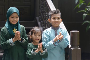 Müslüman çocuklar el çırpıyor, Hari Raya Kurban Bayramı konsepti. 