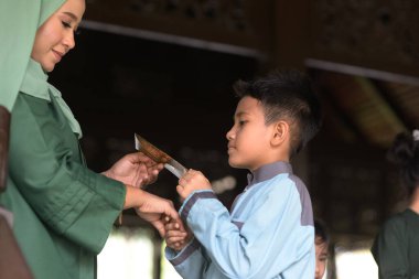 Müslüman aile selamlaması, Hari Raya Kurban Bayramı konsepti. 