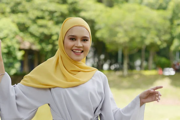 Porträt Eines Fröhlichen Muslimischen Mädchens Hijab Das Freien Lächelt — Stockfoto