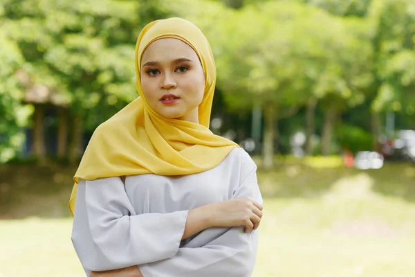 Retrato Chica Musulmana Alegre Hijab Sonriendo Aire Libre — Foto de Stock