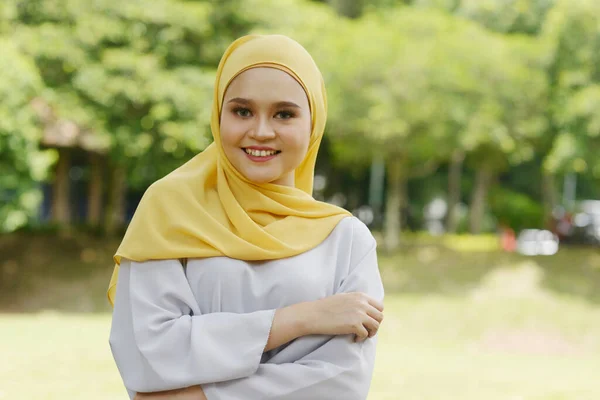 Portret Van Vrolijk Moslim Meisje Hijab Glimlachend Naar Buiten — Stockfoto