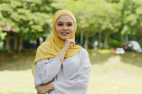 Porträtt Glad Muslimsk Flicka Hijab Ler Mot Utomhus — Stockfoto
