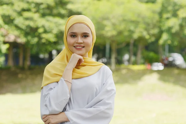 Портрет Веселої Мусульманської Дівчини Хіджабі Усміхаючись Вулиці — стокове фото