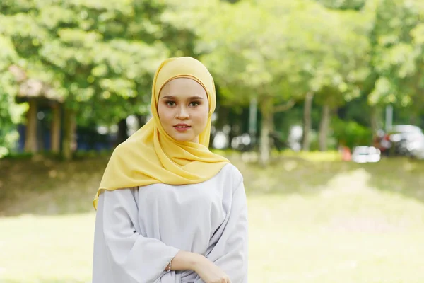 Porträt Eines Fröhlichen Muslimischen Mädchens Hijab Das Freien Lächelt — Stockfoto