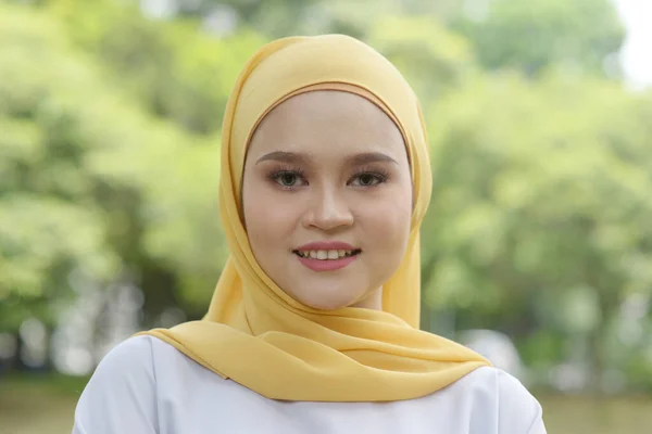 Potret Ceria Muslim Gadis Hijab Tersenyum Luar Ruangan — Stok Foto