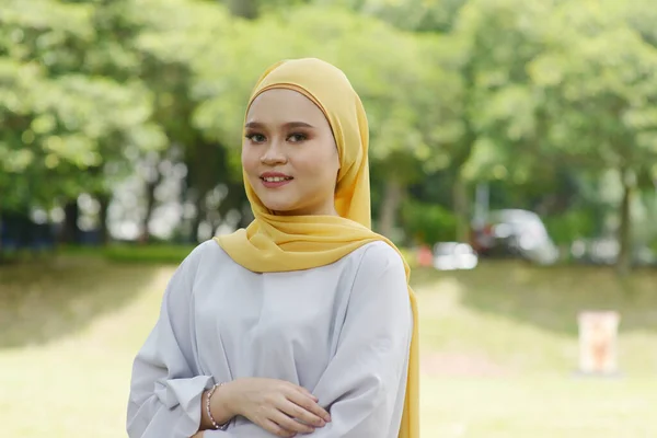 Porträt Eines Fröhlichen Muslimischen Mädchens Hijab Das Freien Lächelt — Stockfoto