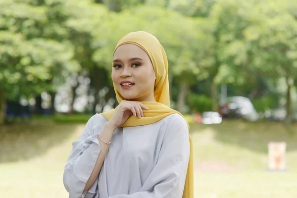 Porträtt Glad Muslimsk Flicka Hijab Ler Mot Utomhus — Stockfoto