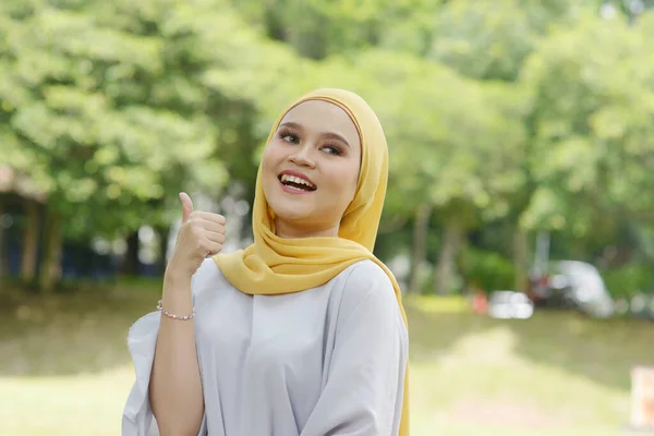 Potret Ceria Gadis Muslim Jempol Atas Tersenyum Luar Ruangan — Stok Foto