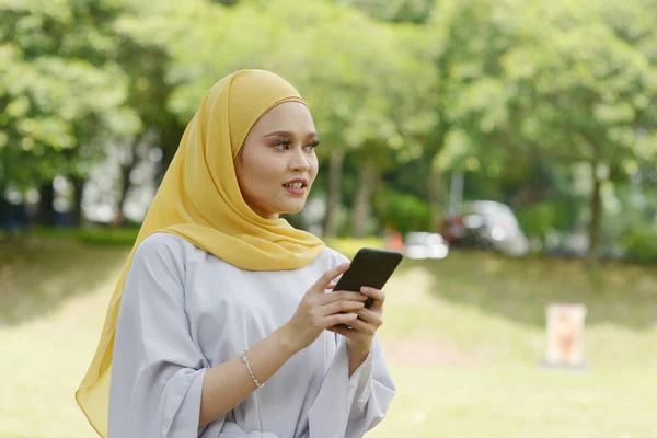 Porträtt Glad Muslimsk Flicka Med Hjälp Smartphone Ler Mot Utomhus — Stockfoto