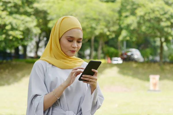 Porträtt Glad Muslimsk Flicka Med Hjälp Smartphone Ler Mot Utomhus — Stockfoto