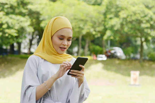 Ritratto Allegra Ragazza Musulmana Utilizzando Smartphone Sorridente All Aperto — Foto Stock