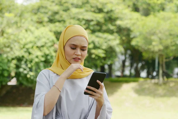 Mulher Muçulmana Olhando Para Telefone Celular Emoções Negativas Phishing Scams — Fotografia de Stock