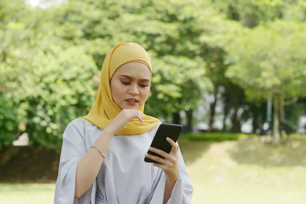 Muslimka Při Pohledu Mobilní Telefon Negativní Emoce Phishing Podvody Koncept — Stock fotografie