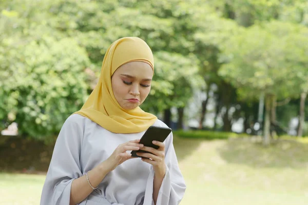 Мусульманська Жінка Яка Дивиться Мобільний Телефон Негативні Емоції Фішинг Шахраїв — стокове фото