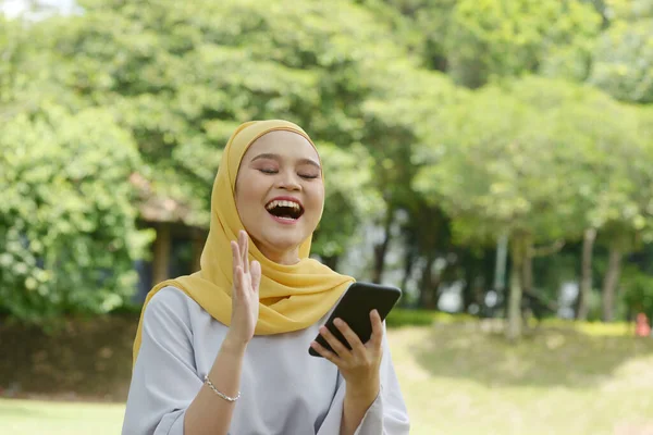 Porträtt Glad Muslimsk Flicka Med Hjälp Smartphone Ler Mot Utomhus — Stockfoto