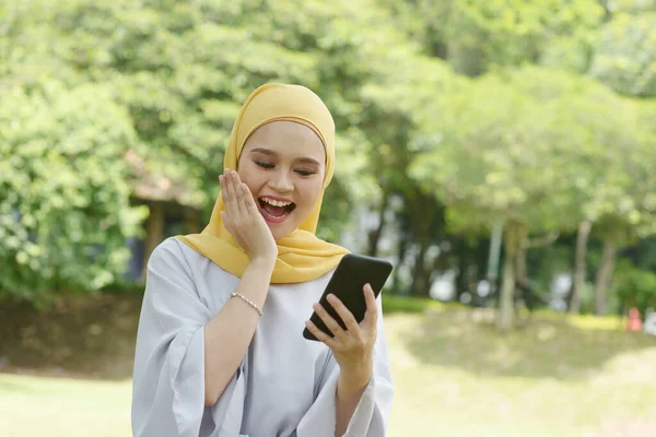 Πορτρέτο Του Χαρούμενου Μουσουλμάνου Κοριτσιού Χρησιμοποιώντας Smartphone Χαμογελώντας Εξωτερικούς Χώρους — Φωτογραφία Αρχείου