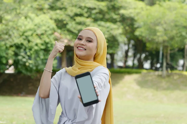 Porträtt Glad Muslimsk Flicka Med Hjälp Smartphone Och Tumme Upp — Stockfoto