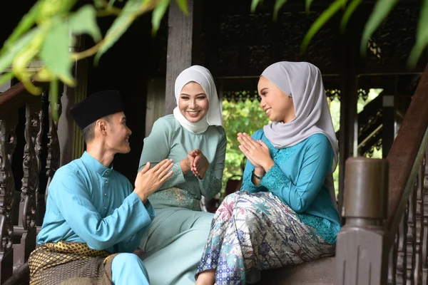 Aziatische Maleis Moslimgroeten Tijdens Hari Raya Aidilfitri Maleisische Mensen Die — Stockfoto