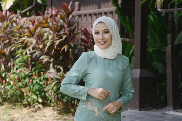 Retrato Menina Muçulmana Hijab Sorrindo Livre Tradicional Casa Madeira Fundo — Fotografia de Stock