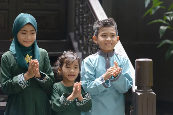 Moslim Kinderen Klappen Handen Hari Raya Eid Fitr Concept — Stockfoto