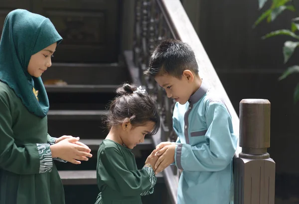 Saludo Los Niños Musulmanes Concepto Hari Raya Eid Fitr —  Fotos de Stock