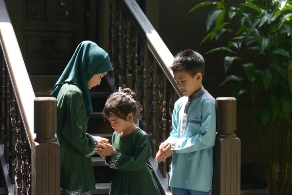 Saludo Los Niños Musulmanes Concepto Hari Raya Eid Fitr — Foto de Stock