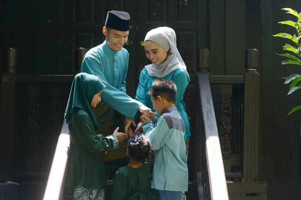 穆斯林家庭问候 Hari Raya Eid Fitr概念 — 图库照片